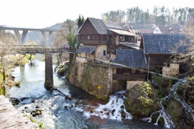 Rastoke, Hırvatistan-Mart 7 2019: nehir üzerinde eski şehre giden köprü