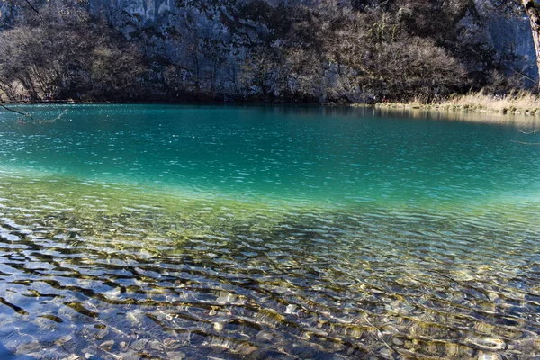 Leuchtend blaues Süßwasser an Plitvicer Seen in Kroatien im zeitigen Frühling. — Stockfoto