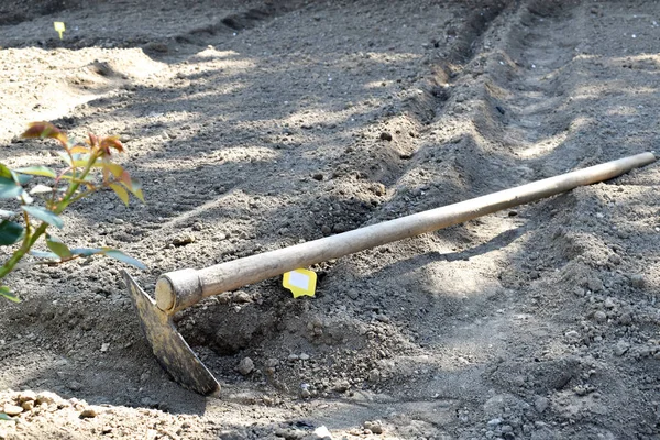 Вид на садівництво інструмент мотузка кладка на грунт — стокове фото