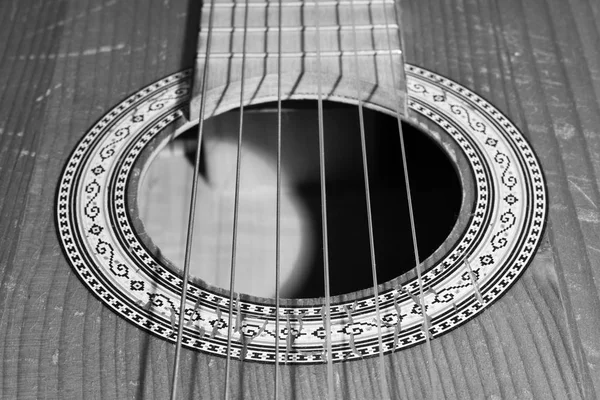 Velho corpo de guitarra closeup com cordas em preto e branco . — Fotografia de Stock