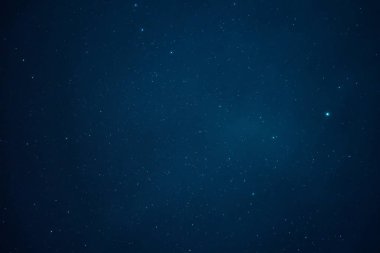 Birçok yıldız ile güzel gece mavi gökyüzü.