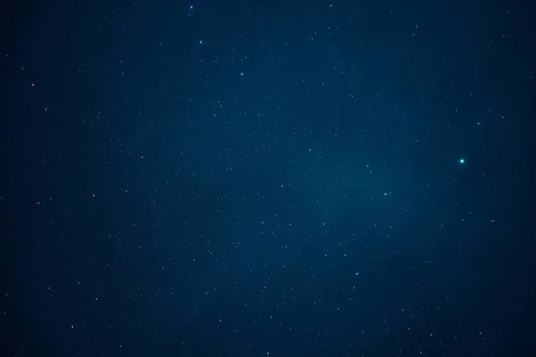 Céu azul noite bonita com muitas estrelas . — Fotografia de Stock