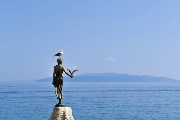 Bir martı ile Girl adlı heykelin üstünde duran yaşayan martı - Stok İmaj