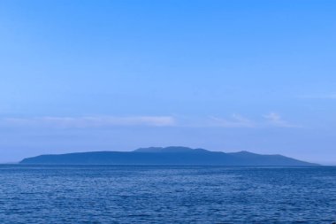 Hırvatistan 'da Opatija Rivierası 'ndan alacakaranlık deniz manzarası. Cres Adası silüeti.