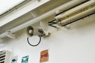 Hırvatistan 'da feribotta beyaz şarap hoparlörü