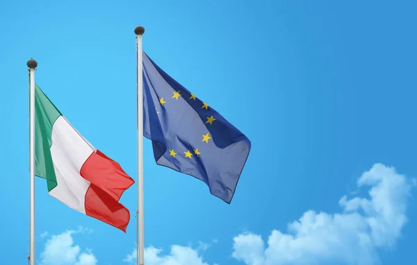 Italië Europa Vlag Zwaaien Hemelachtergrond — Stockfoto