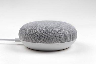 Caserta, İtalya - 9 Temmuz 2018: Google ev mini akıllı hoparlör, google asistanı olarak üretilmiştir