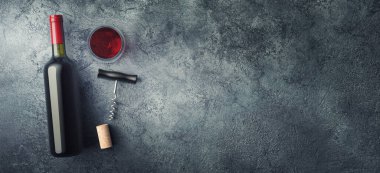 Taş zemin üzerinde kırmızı şarap şişesi üst görünümü bileşimi
