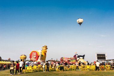 Chiangrai, Tayland - 15 Şubat 2019: Canlı sıcak hava balon uçmak hazırlamak ve bazı 13-17 Şubat 2019 Singha Park Chiang Rai International Balon Fiesta 2019 gökyüzünde uçmak