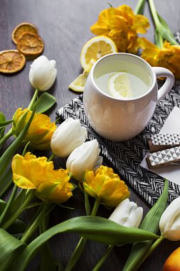 güzel bahar çiçekleri ve arka plan üzerinde çay