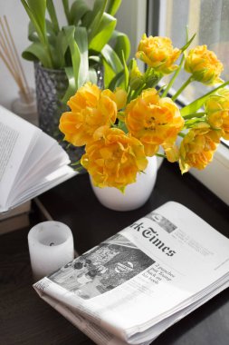  güzel çiçekler ve gazete masada