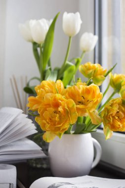  güzel çiçekler ve gazete masada