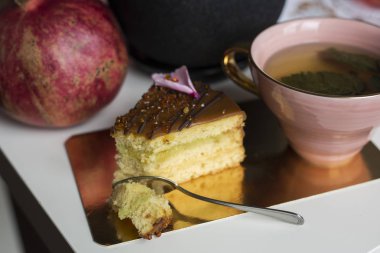 nar ve arka plan üzerinde çay ile pasta