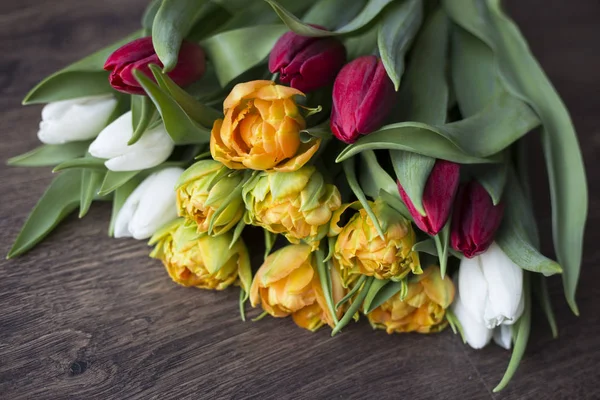 Schöne Blumen Auf Tischhintergrund — Stockfoto
