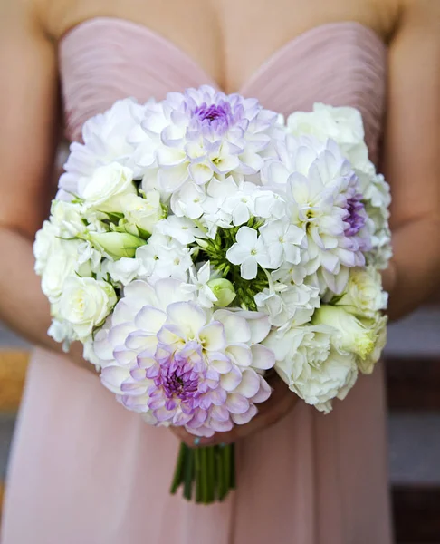 Belas Flores Mãos Noiva Fundo — Fotografia de Stock