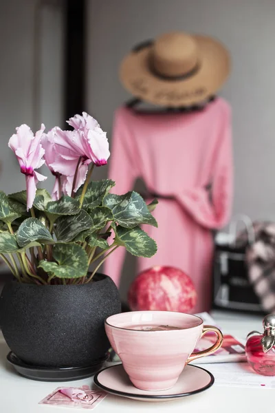 pot ve arka plan üzerinde çay güzel pembe çiçekler