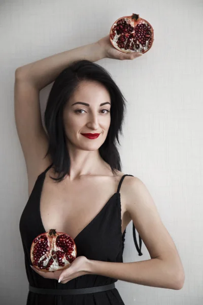 Narlı genç güzel kadın portresi