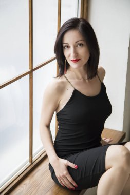 pencerenin yakınında oturan güzel Bayan