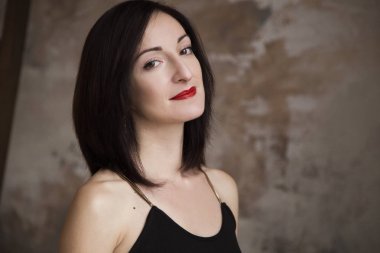 Kırmızı dudaklı genç bir kadının portresi.