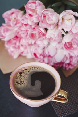 pembe güzel çiçekler ile masada kahve fincan