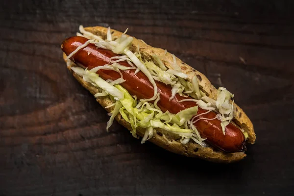 Hotdog Fastfood Worst Kool Houten Plank Keuken Restaurant Traditionele Bovenaanzicht — Stockfoto
