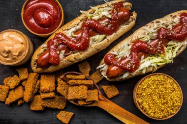 Sosisli sandviç lokanta yemek yemek lahana sosis ızgara topuz ahşap soslu hardal ketçap mayonez baharatlı yiyecek kraker