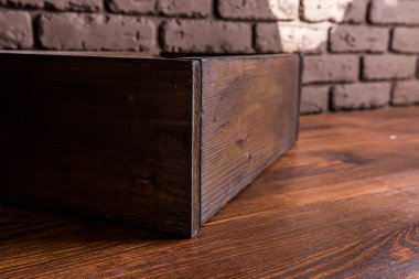 ahşap kutu karanlık tuğla duvar