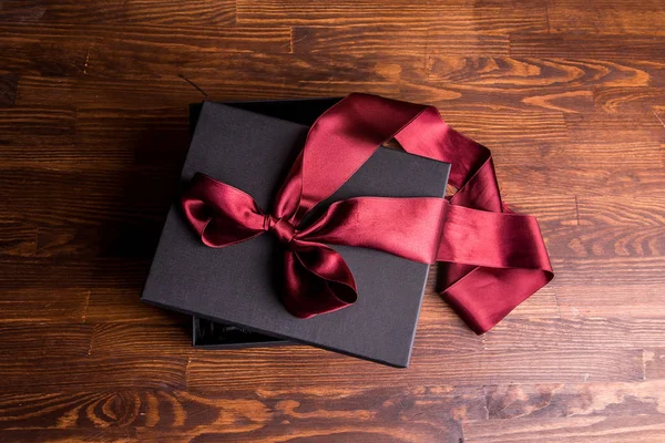 Boîte Noir Ruban Rouge Claret Arc Carré Cadeau Noël — Photo