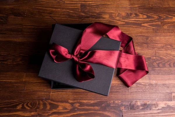 Boîte Noir Ruban Rouge Claret Arc Carré Cadeau Noël — Photo