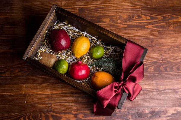 Pudełko Drewniane Prezent Owoc Czerwony Bordowy Żółty Zielony Lemon Wielobarwne — Zdjęcie stockowe