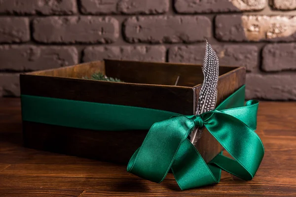 Κουτί Ξύλινο Δώρο Πράσινο Φτερό Ξύλινο Τοίχο Τούβλου Σκοτεινά Χριστούγεννα — Φωτογραφία Αρχείου