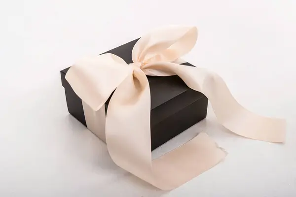 Boîte Noire Avec Ruban Couleur Crème Sur Fond Blanc — Photo