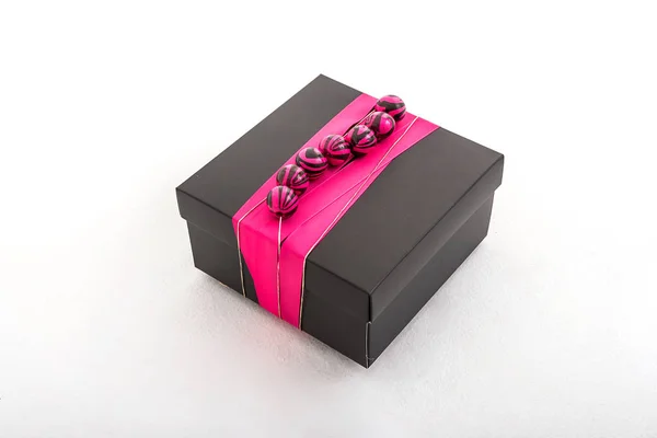 Boîte Noire Avec Ruban Framboise Perles Avec Des Taches Sur — Photo