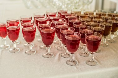 Tablo suyu kırmızı tat tatil beyaz masa cam bardak şarap açık büfe