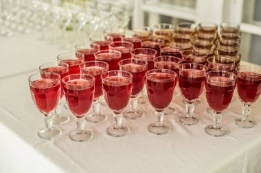 Tablo suyu kırmızı tat tatil beyaz masa cam bardak şarap açık büfe