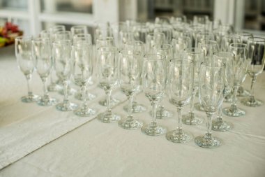 boş bardak büfe cam beyaz masa masa örtüsü kutlama