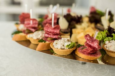 açık büfe yemek sandviç balık peynir lezzet masa örtüsü tablo kutlama salam tepsi