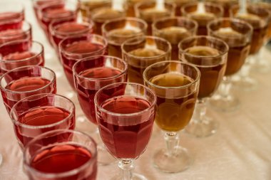 Tablo suyu kırmızı tat tatil beyaz masa cam bardak şarap açık büfe