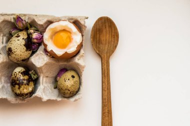 Haşlanmış tavuk yumurta Bıldırcın yumurta tepsi tahta kaşık kahvaltı beyaz yumurta