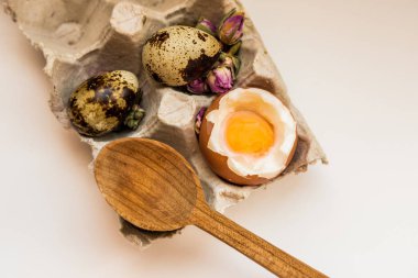 Haşlanmış tavuk yumurta Bıldırcın yumurta tepsi tahta kaşık kahvaltı beyaz yumurta