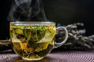 fincan çay duman lezzet yeşil otlar yararlı tedavi geleneksel çay aroması