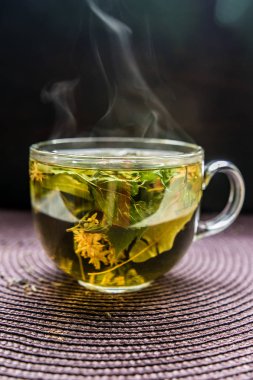 fincan çay duman lezzet yeşil otlar yararlı tedavi geleneksel çay aroması