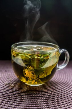 fincan çay duman lezzet yeşil otlar yararlı tedavi geleneksel çay aroması