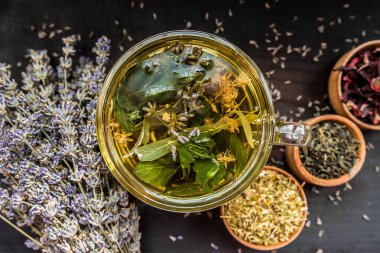 Fincan çay kokulu lavanta mor ultraviyole provence geleneksel yararlı şifalı tadı kokusu çay içme cam saydam