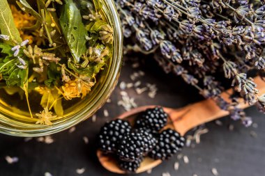 Fincan çay kokulu lavanta mor ultraviyole provence blackberry geleneksel yararlı şifalı tadı kokusu çay içme cam saydam