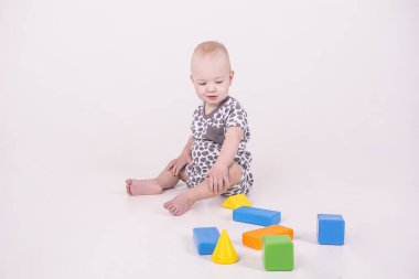 küçük çocuk küpleri beyaz arka plan üzerinde çalış