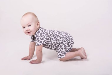 küçük bir bebek beyaz bir arka planda tarama