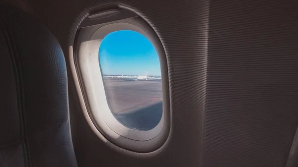 Okna Samolotu Przed Lotem — Zdjęcie stockowe