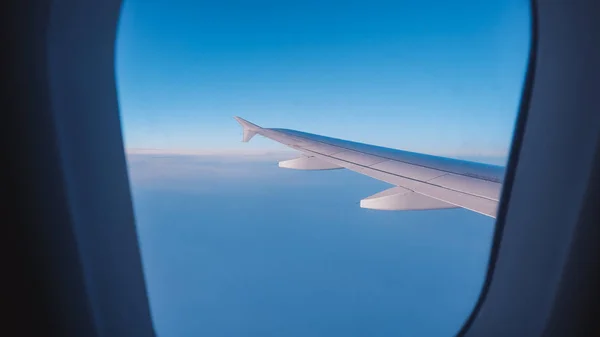 Plan Vinge Från Fönstret Flygning — Stockfoto