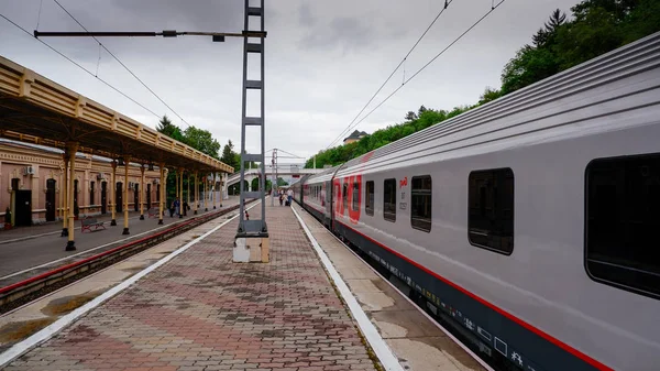 Σιδηροδρομικός Σταθμός του κίσλοβοντσκ και αμαξοστοιχία — Φωτογραφία Αρχείου